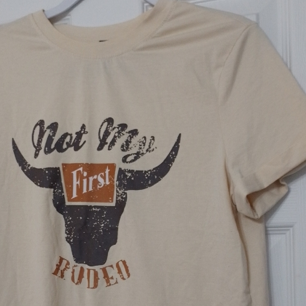 Nwot.  Emery Rose Cream Short Sleeve Graphic Tee - Picture 2 of 5